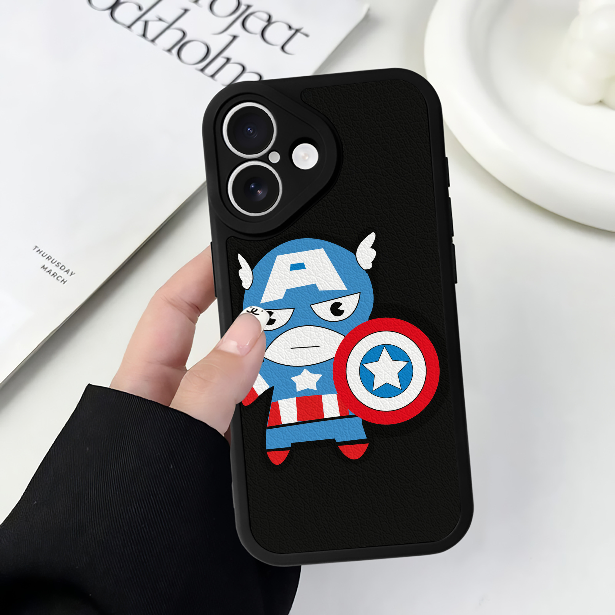 （画像用） アベンジャーズ The Avengers 【iPhone 16シリーズ対応】シリコンスマホケース（レザー調） 材質：シリコン